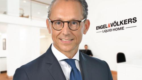 Johannes Glasl_LIQ_Hintergrund_2110x1582_300dpi_CMYK (1) (1).jpg