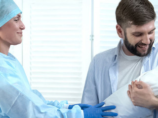 Vater-Kind-Hebamme-295360139-AS-motortion