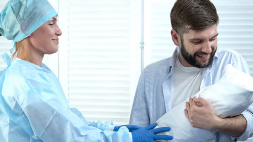 Vater-Kind-Hebamme-295360139-AS-motortion