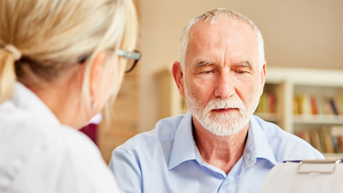 Mann-Aerztin-267911424-AS-Robert-Kneschke