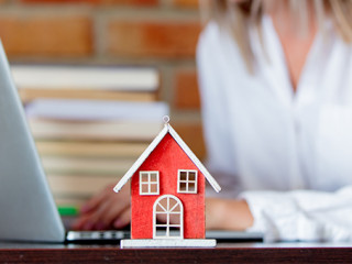 Frau-Laptop-Haus-220875271-AS-Masson