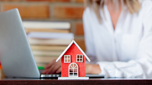 Frau-Laptop-Haus-220875271-AS-Masson