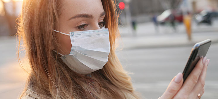 Frau-Maske-Smartphone-333034373-AS-VAKSMANV