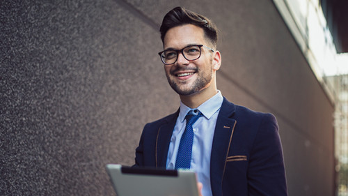 Mann-Tablet-Laecheln-316546090-AS-Mediteraneo