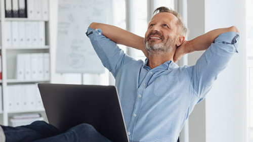 Mann-Laptop-entspannt-299475074-AS-contrastwerkstatt