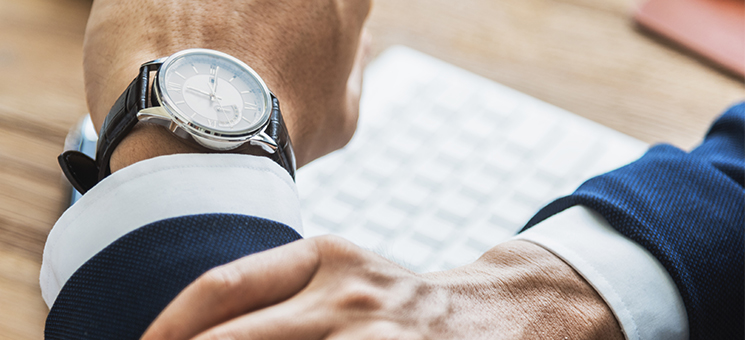 Anzugtraeger-Uhr-181204718-AS-Rawpixel-com