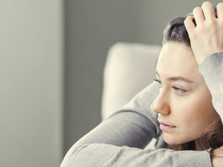 Frau-verzweifelt-292849349-AS-dragonstock