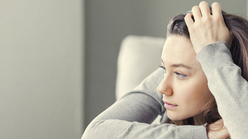 Frau-verzweifelt-292849349-AS-dragonstock