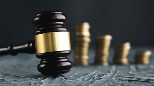 Richterhammer-Muenzstapel-257586985-AS--burdun