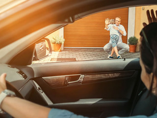 Familie-Haus-Auto-116436205-AS--Soloviova-Liudmyla