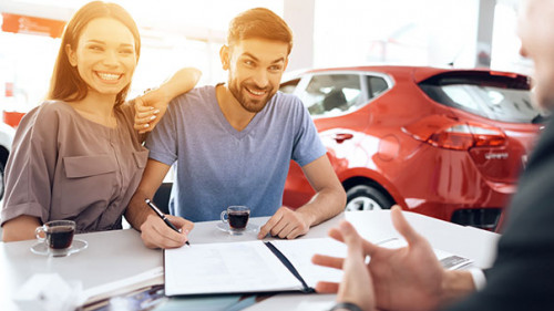 Paar-Autohaus-183366921-AS-VadimGuzhva