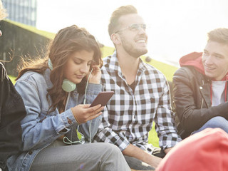 Junge-Menschen-294387677-AS-gpointstudio