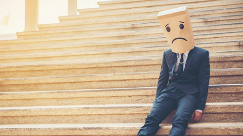 Anzugtraeger-traurig-210249202-AS-sunti