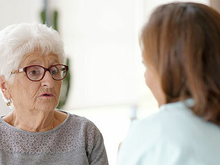 Seniorin-Pflegekraft-180542034-AS-goodluz