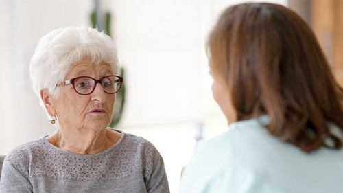 Seniorin-Pflegekraft-180542034-AS-goodluz