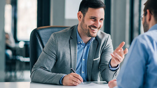 Anzugtraeger-unterschreiben-253708424-AS-bnenin