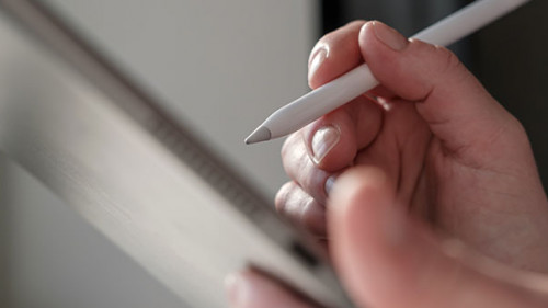 Haende-Tablet-Stift-342262421-AS-koldunova