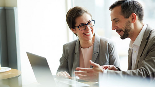 Anzugtraeger-Laptop-148747808-AS-pressmaster