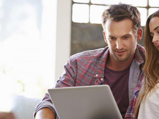 Paar-Laptop-83593622-AS-Monkey-Business