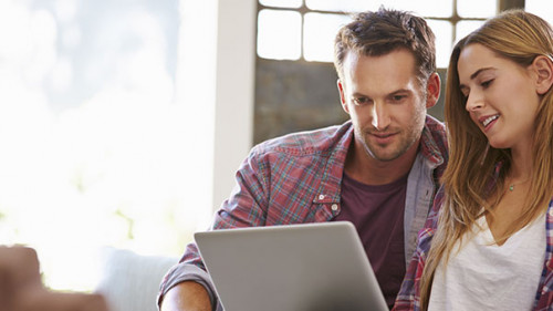 Paar-Laptop-83593622-AS-Monkey-Business