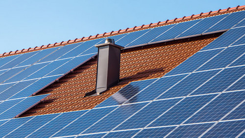 Haus-Fotovoltaik-Anlage-204915757-AS-Animaflora-PicsStock