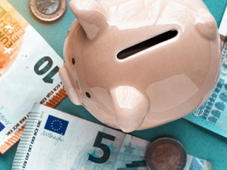 Sparschwein-Geldscheine-241142430-AS-Goodpics