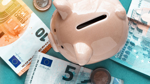 Sparschwein-Geldscheine-241142430-AS-Goodpics