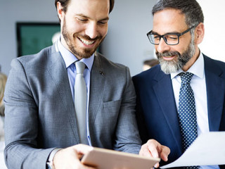 Glueckliche-Anzugtraeger-295687536-AS-NDABCREATIVITY