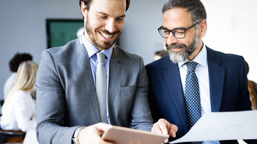 Glueckliche-Anzugtraeger-295687536-AS-NDABCREATIVITY