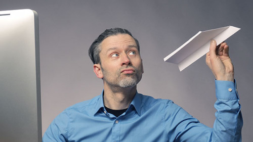 Mann-Bildschirm-Papierflieger-143938804-AS-Andreas-Berheide