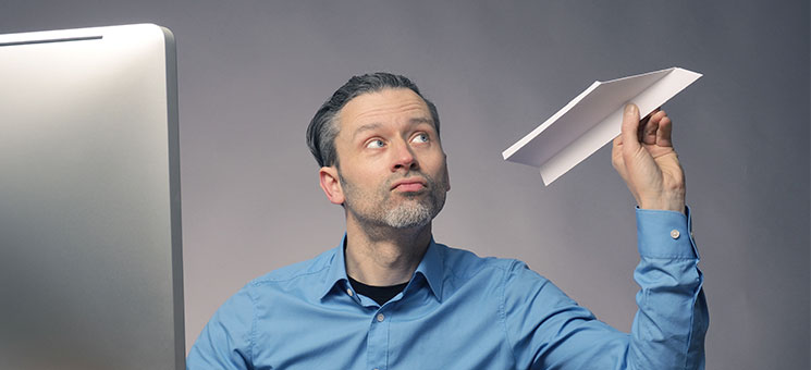 Mann-Bildschirm-Papierflieger-143938804-AS-Andreas-Berheide