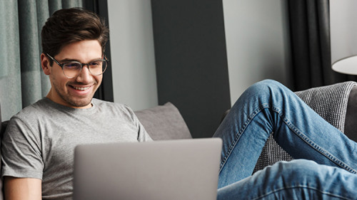 Mann-Laptop-Laecheln-329574204-AS-Drobot-Dean