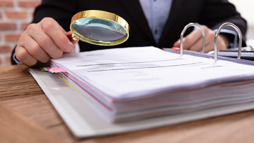 Anzugtraegerin-Ordner-Lupe-251064830-AS-Andrey-Popov