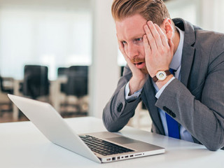 Anzugtraeger-fassungslos-Laptop-257739628-AS-bnenin