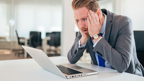 Anzugtraeger-fassungslos-Laptop-257739628-AS-bnenin