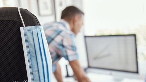 Mann-Buero-Maske-370983179-AS-nito