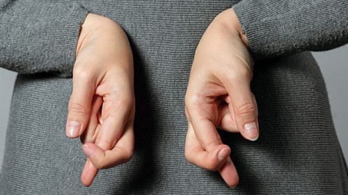 Finger-gekreuzt-295430863-AS-Natali