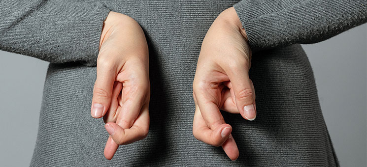 Finger-gekreuzt-295430863-AS-Natali