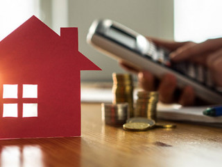 Haus-Taschenrechner-Muenzstapel-197510728-AS-terovesalainen