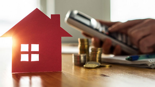 Haus-Taschenrechner-Muenzstapel-197510728-AS-terovesalainen