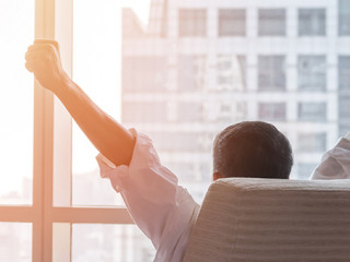 Mann-jubelt-in-Sessel-199768415-AS-Chinnapong