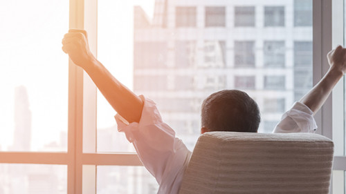 Mann-jubelt-in-Sessel-199768415-AS-Chinnapong