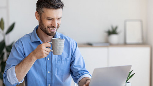 Mann-Laptop-Laecheln-372228175-AS-Prostock-studio