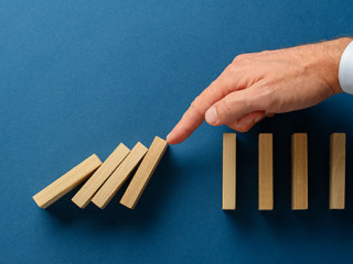 Anzugtraeger-Hand-Dominos-304481709-AS-Gajus