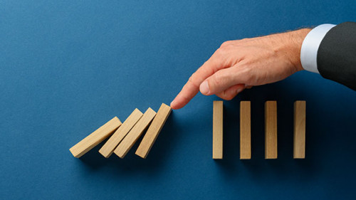 Anzugtraeger-Hand-Dominos-304481709-AS-Gajus