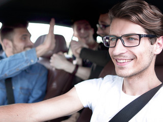 Fahrer-Laecheln-243835411-AS-ASDF