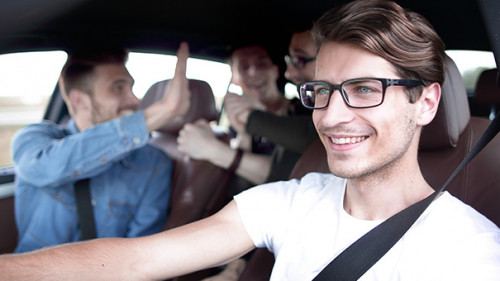 Fahrer-Laecheln-243835411-AS-ASDF