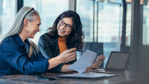 Mitarbeiterinnen-Laecheln-220829245-AS-Jacob-Lund