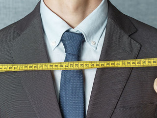 Anzugtraeger-Haende-Maßband-266521671-AS-TATIANA