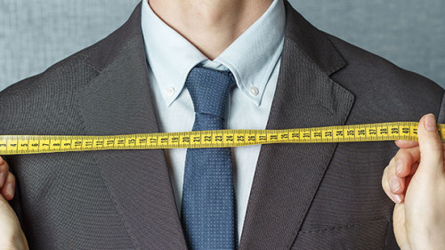 Anzugtraeger-Haende-Maßband-266521671-AS-TATIANA